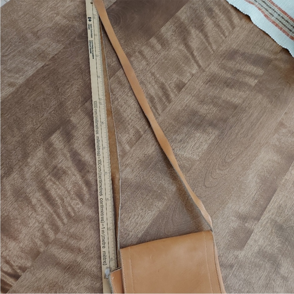 Vintage Tan Leather Crossbody Bag with Flap Closure - Picture 12 of 13